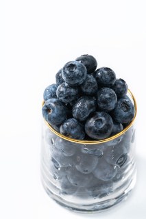 杯子里的蓝莓水果高清图