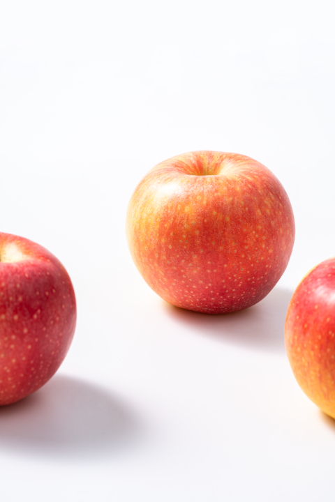 三个红彤彤的大苹果高清图版权图片下载