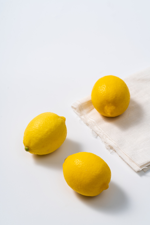 整个新鲜黄柠檬泡水实拍图版权图片下载