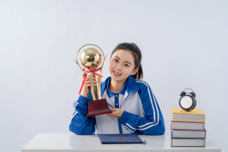 手托奖杯的获奖优秀女同学实拍图