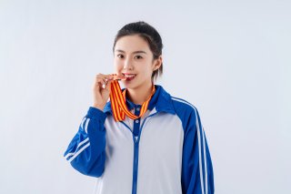 穿校服得奖的女大学生高清图