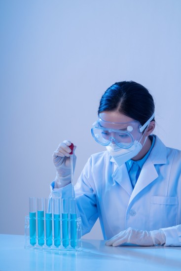 医院实验室做实验实拍图