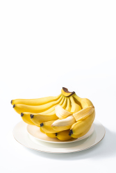 盘子里的香蕉实拍图