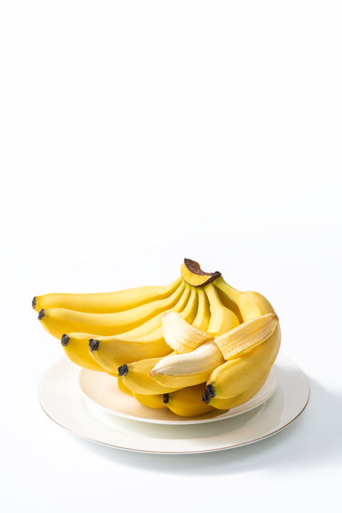 盘子里的香蕉实拍图版权图片下载