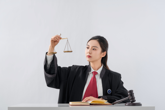 法院依法办案女法官实拍图