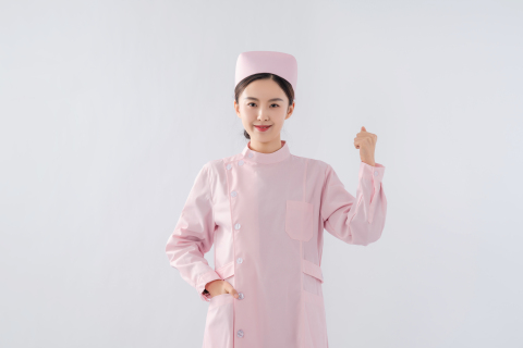 粉色职业装护士加油手势