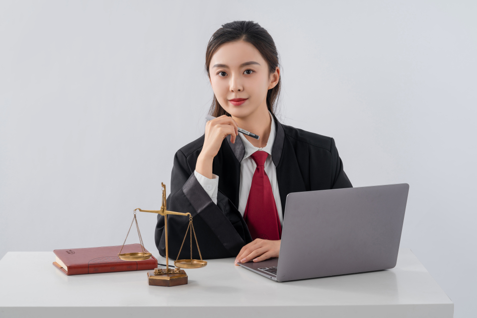 温柔女法官形象高清图