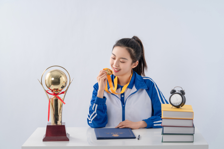 高中女同学高兴展示奖牌实拍图版权图片下载