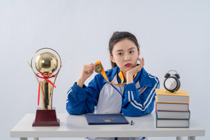 手拿奖牌展示的优秀同学实拍图