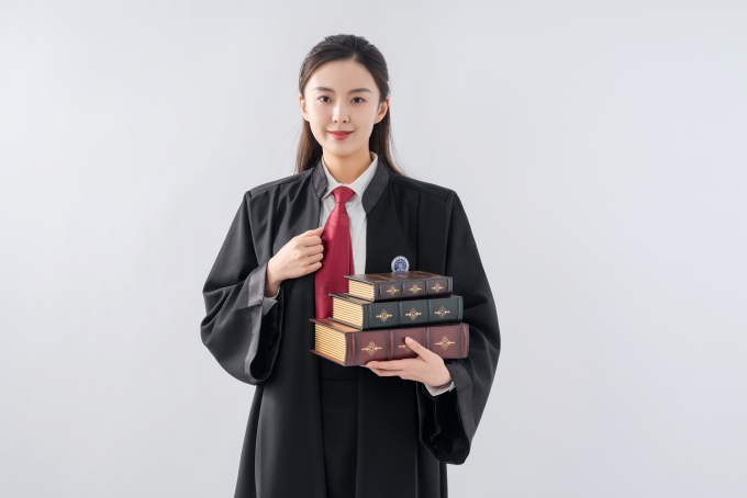 手拿宪法法律文书的女法官