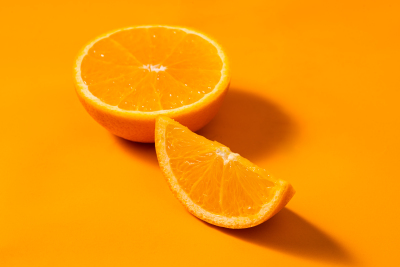 新鲜多汁橙子水果切瓣实拍图