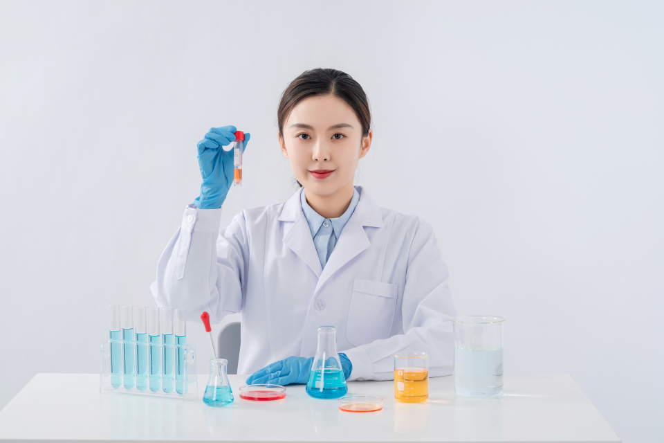 手拿试管医疗试验图片