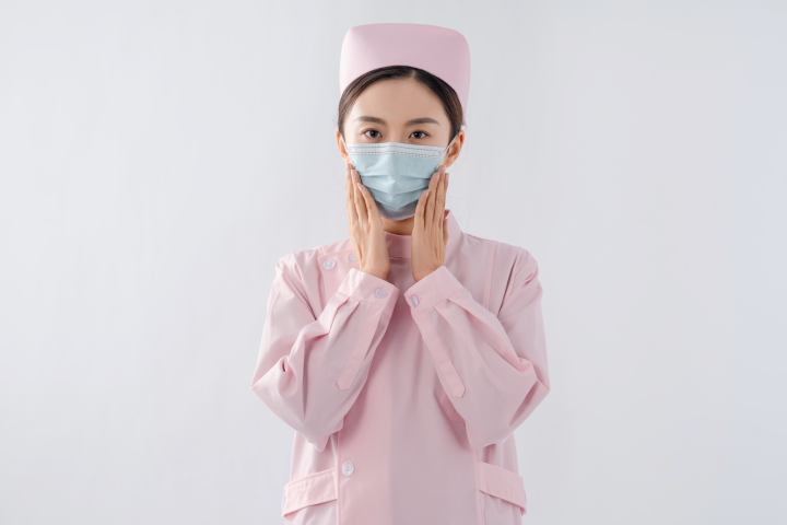 防护疫情戴口罩的女护士版权图片下载