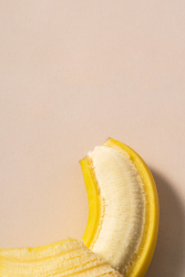 扒开的黄色香蕉实拍图