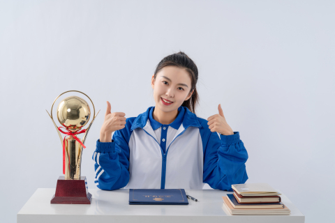 双手比赞的自信优秀学生实拍图