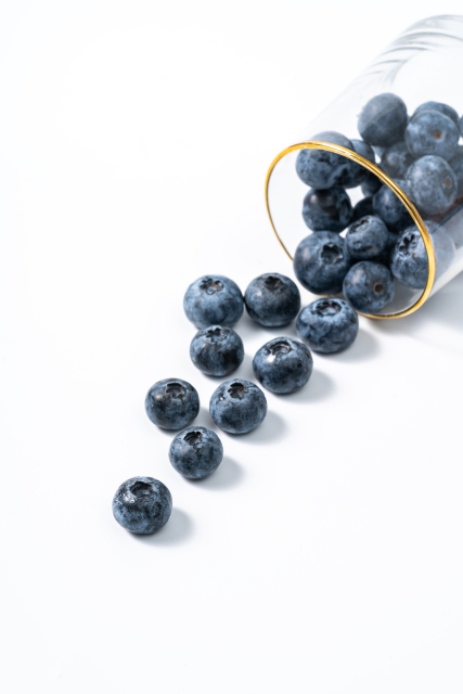 倒出的蓝莓大果实拍图