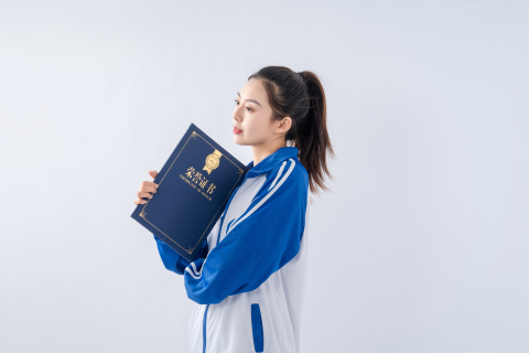 拿着荣誉证书思考的马尾小姐姐高清图