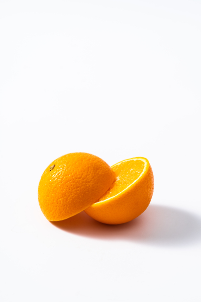 整个新鲜多汁橙子对半切实拍图
