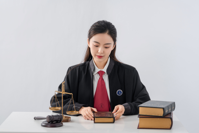 认真办案的女法官图片