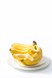 白色盆子里面的香蕉实拍图