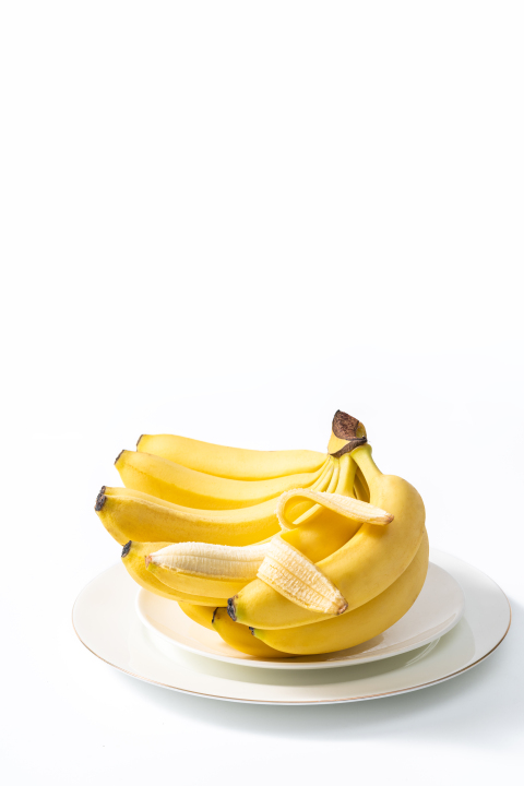 白色盆子里面的香蕉实拍图版权图片下载