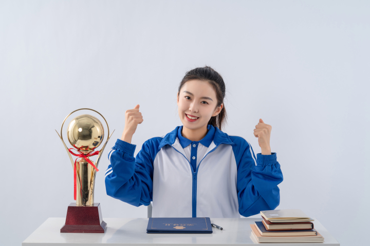 高中女同学高兴展示奖牌实拍图版权图片下载