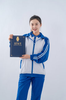 获得荣誉证书的学生代表高清图
