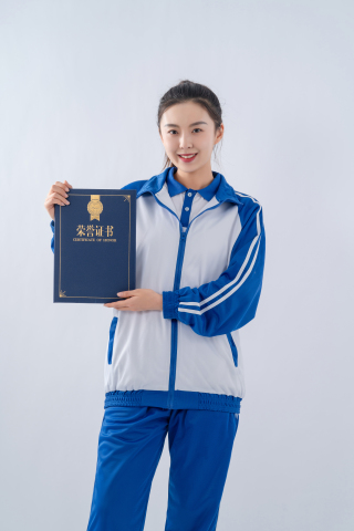 获得荣誉证书的学生代表高清图
