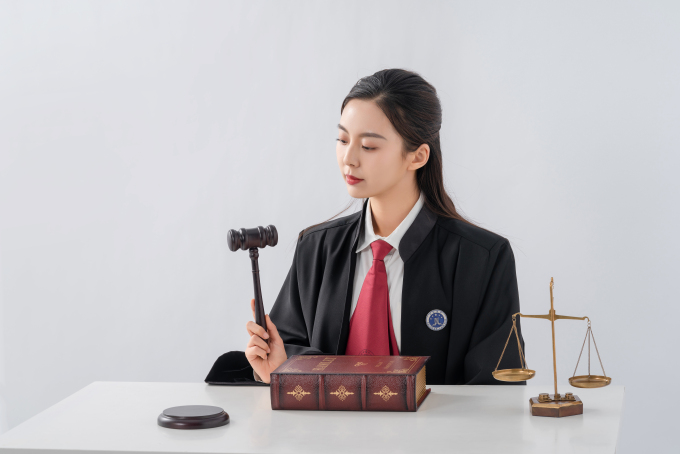 手拿法槌庭审判案图片