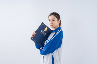 抱着荣誉证书拍照的女生高清图