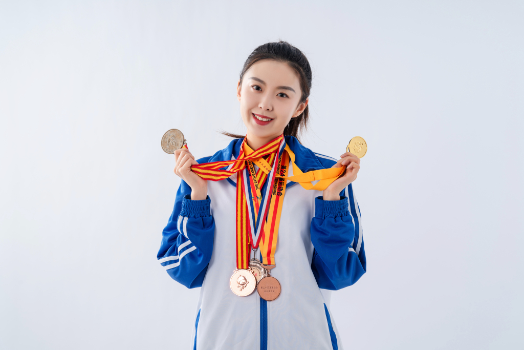 挂满一脖子的胜利奖牌的女学生高清图版权图片下载