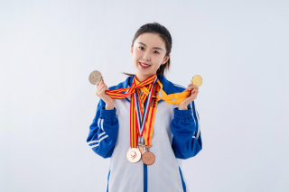 挂满一脖子的胜利奖牌的女学生高清图