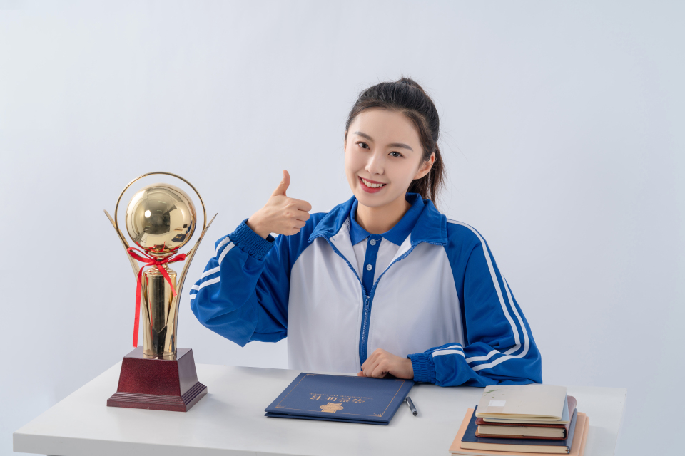 优秀女学生赢得荣誉奖杯实拍图