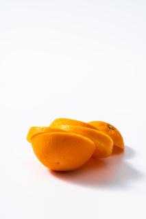 创意完整橙子切片堆叠摆放实拍图