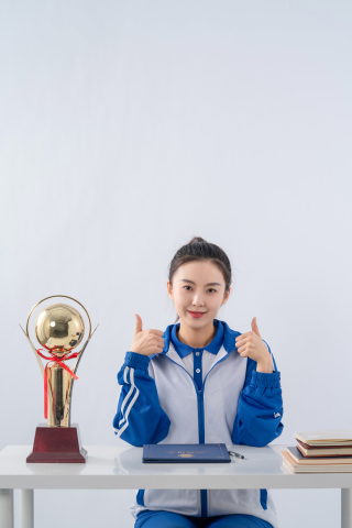 比赞的胜利获奖的高中女学生实拍图