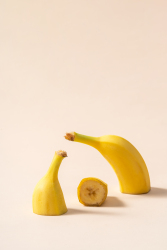 切开的香蕉艺术摆拍图
