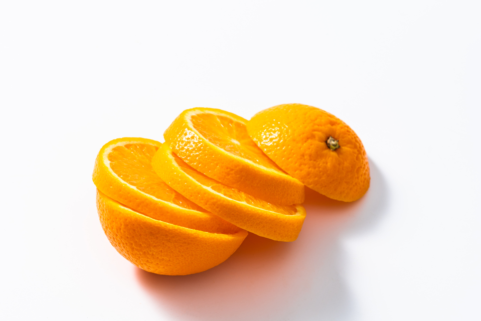 整个橙子切片堆叠摆放实拍图