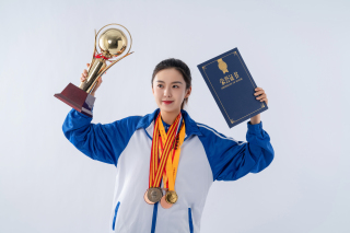 女学生手拿奖杯面对镜头打气高清图