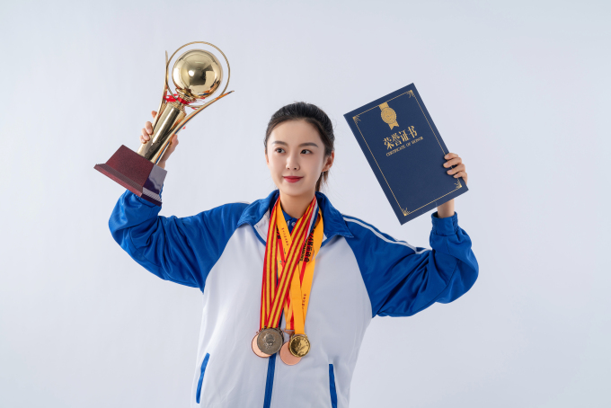 女学生手拿奖杯面对镜头打气高清图