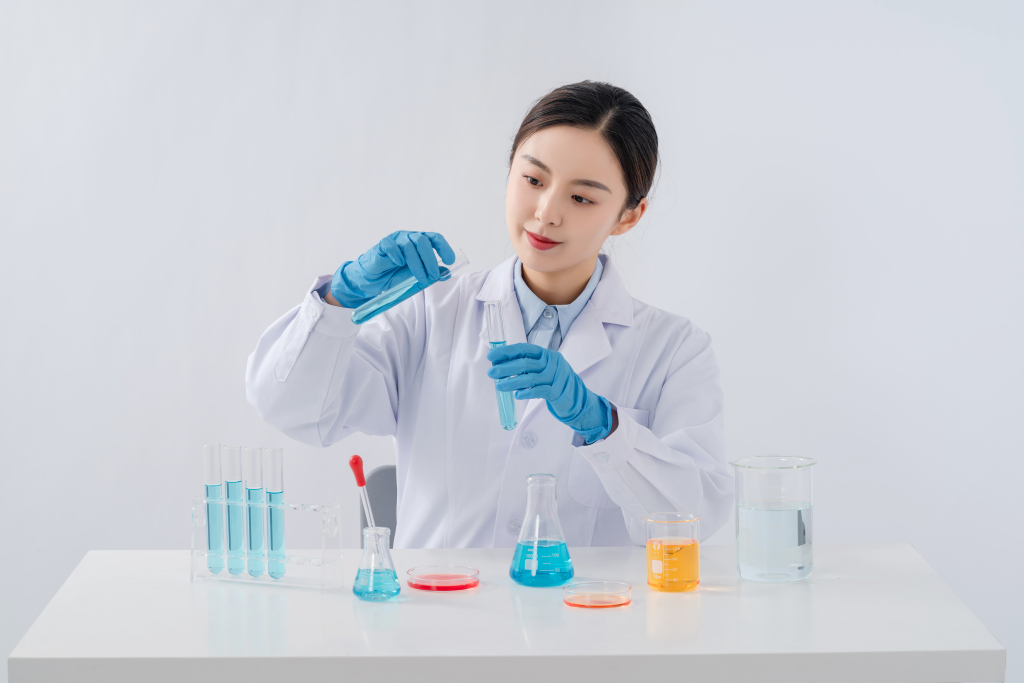 女医生专注医学研究高清图版权图片下载