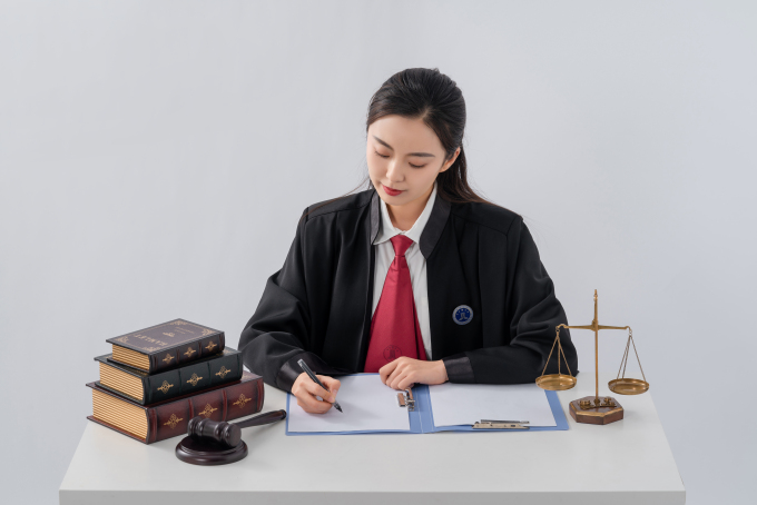 公平公正的女法官实拍图