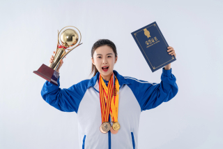 面对镜头微笑的获奖女学生高清图