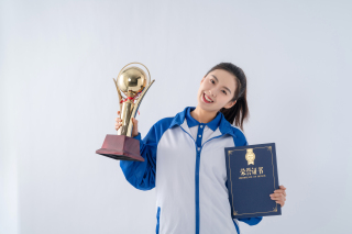 歪头拍照的获奖女学生高清图