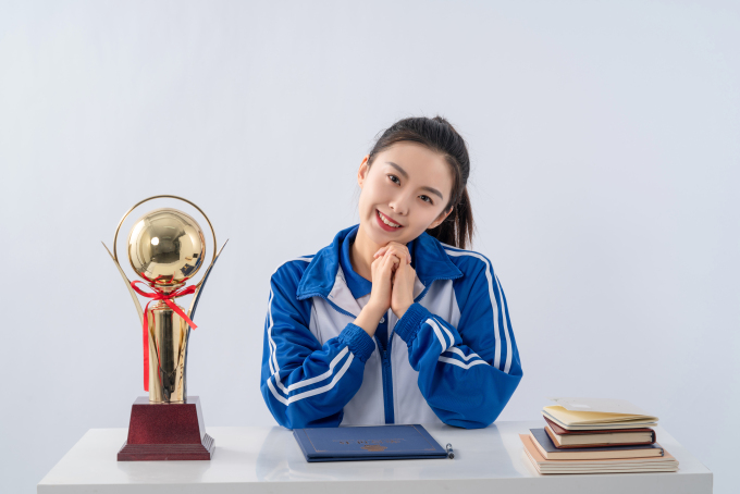 获得荣誉奖杯证书的女同学实拍图