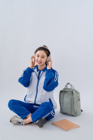 戴耳机享受音乐的女高中生实拍图