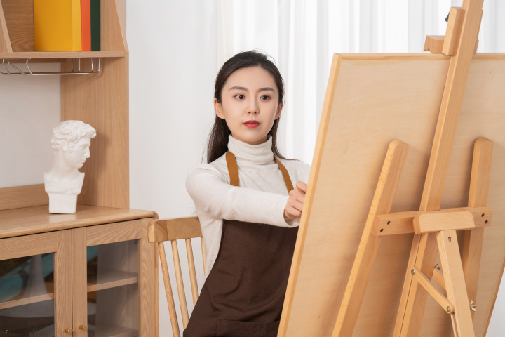 漂亮女孩画画实拍图版权图片下载