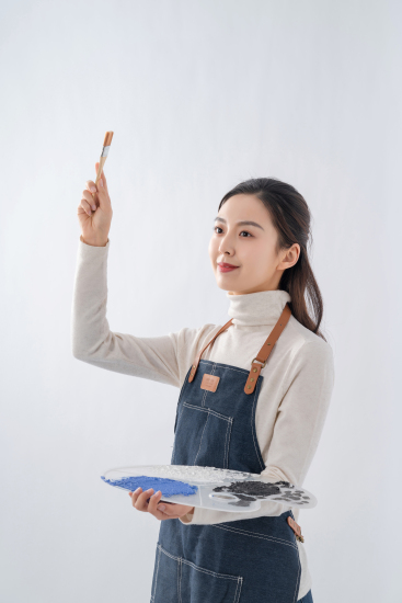 佩戴牛仔围裙会员女孩高清图