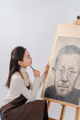 素描课上的女学生图