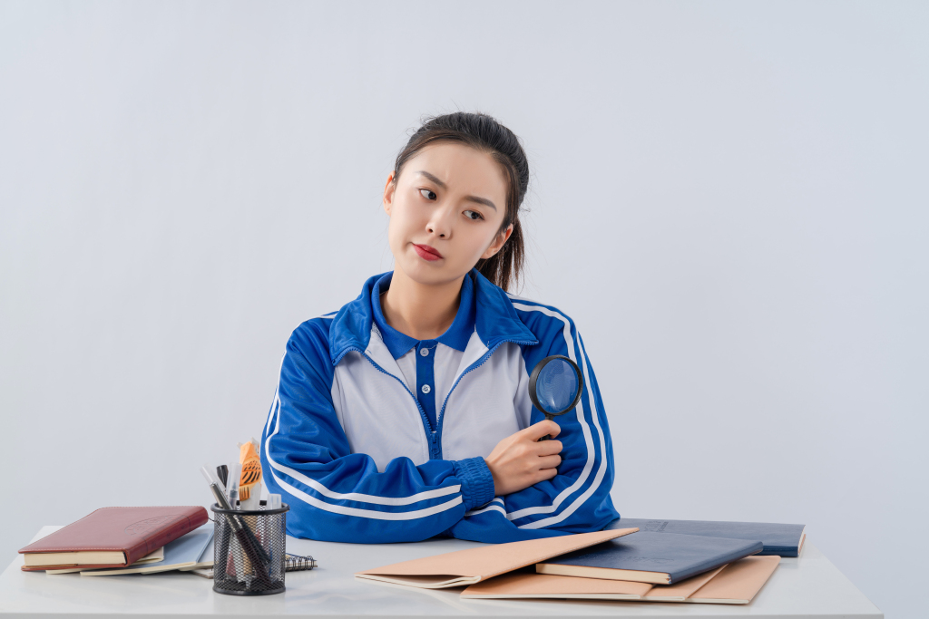 不认真听课的女生高清图版权图片下载