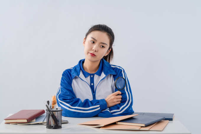 不认真听课的女生高清图